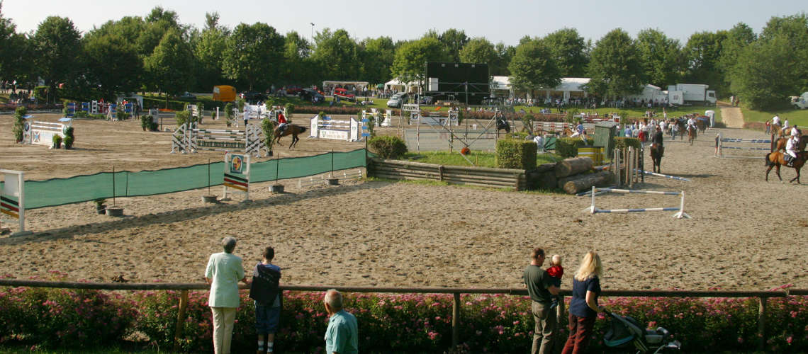 Blick über den Springplatz und das Turniergelände